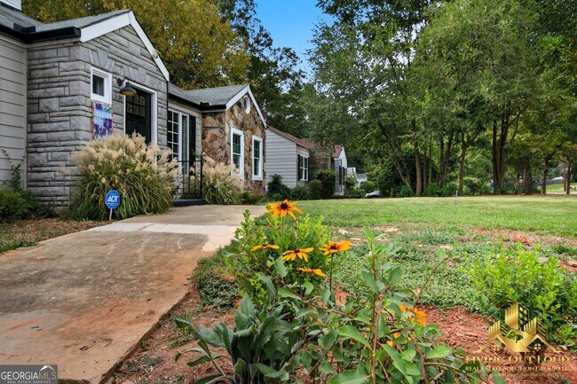 Building Photo - 1439 Westridge Rd SW