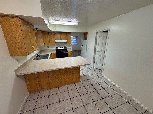 Building Photo - 905 W 350 N