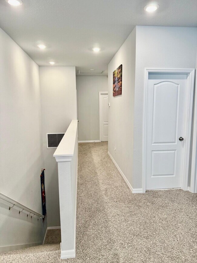 Building Photo - Spacious 4-Bedroom Corner Townhome with Loft & Lake Views in Ocoee