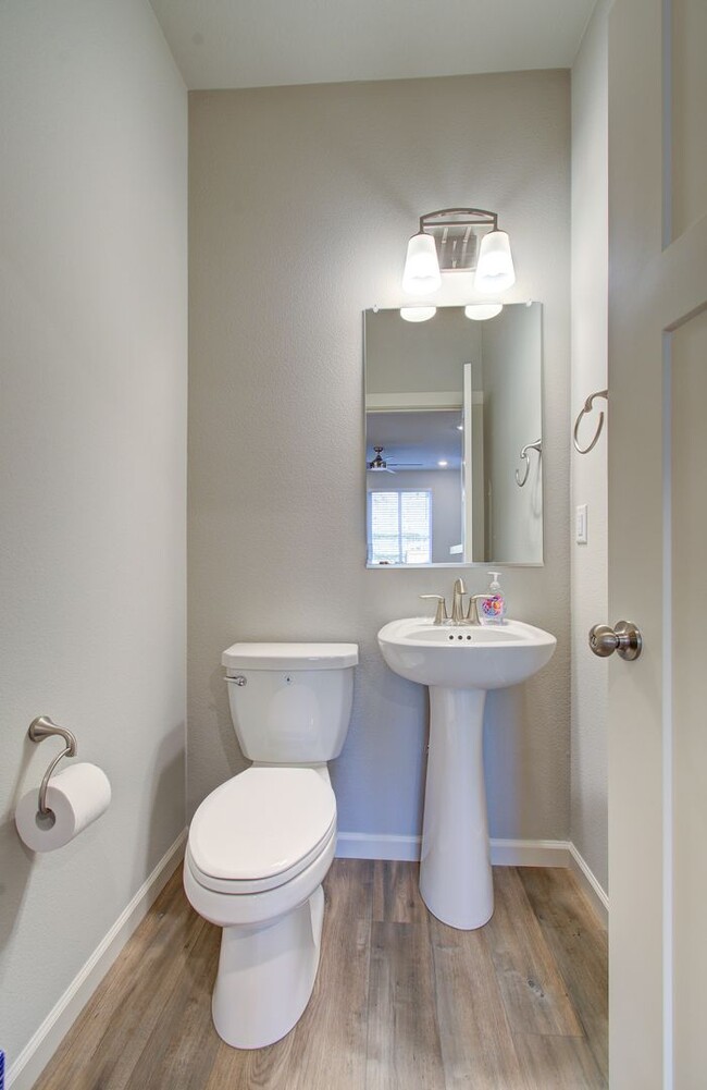 Building Photo - Immaculate Ridgefield Townhome