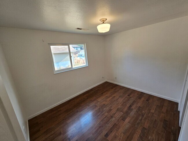 Building Photo - West-Flagstaff 4bd/2ba House Near NAU & CCC -Students & Pets OK!! Avail. July 10th!