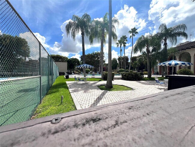 Building Photo - 10822 N Kendall Dr