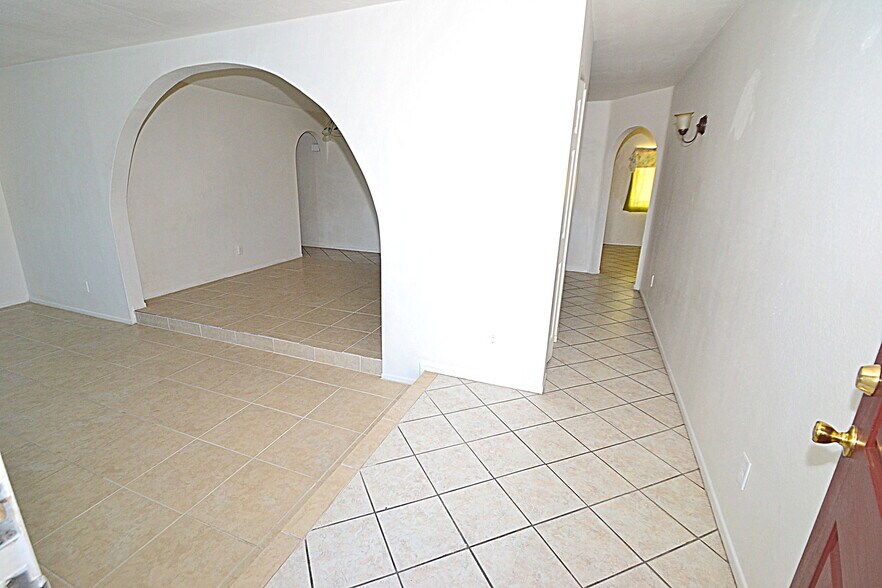 Building Photo - 6941 W Vermont Ave