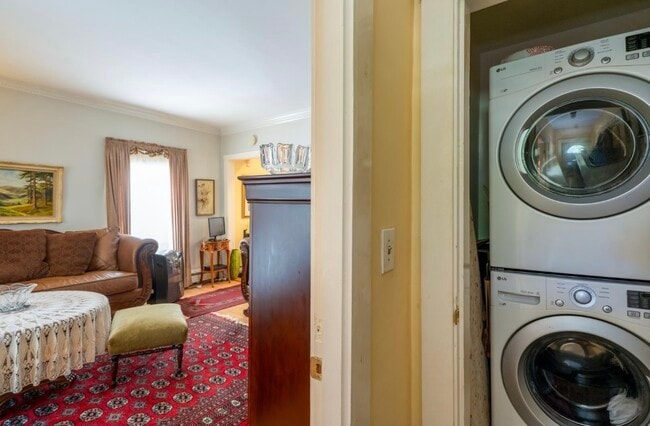 Building Photo - 24 Jane St