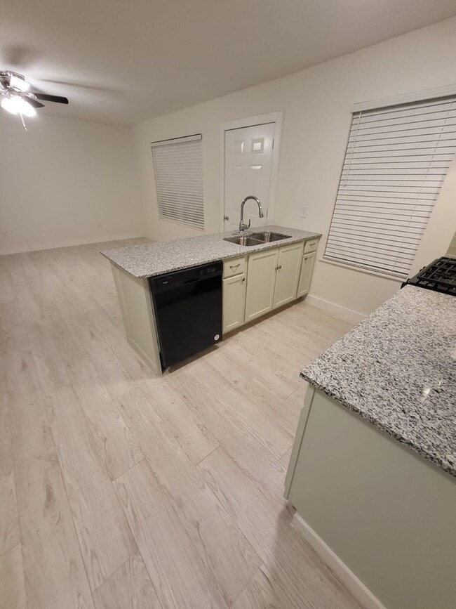 Building Photo - 4 bedroom 2 bath home in Tecumseh!