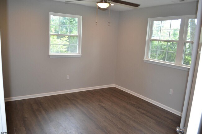Building Photo - 406 Edna Ave