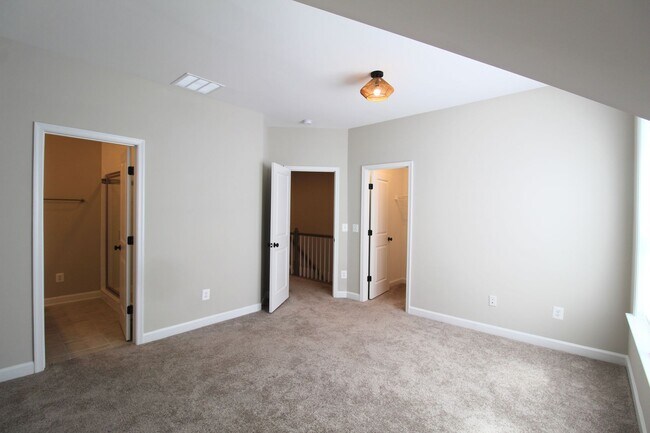 Building Photo - 3 bedroom town home with a finished basement and garage located in popular Preston Lakes