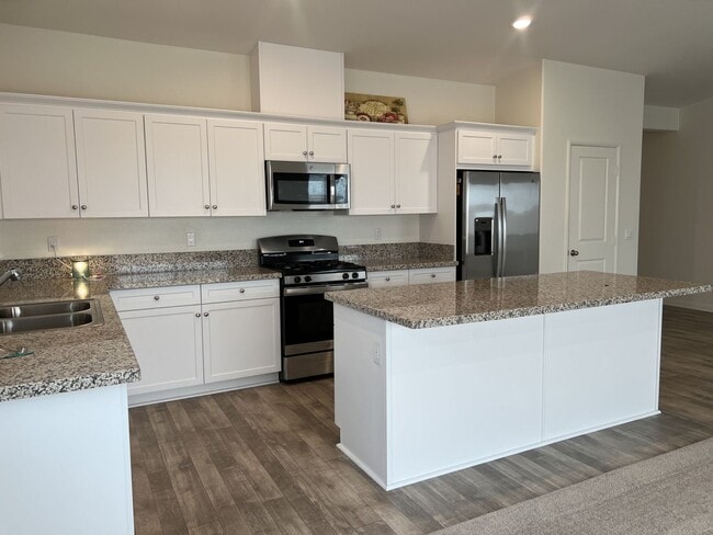 Building Photo - 4 Bedroom 2 Bath
