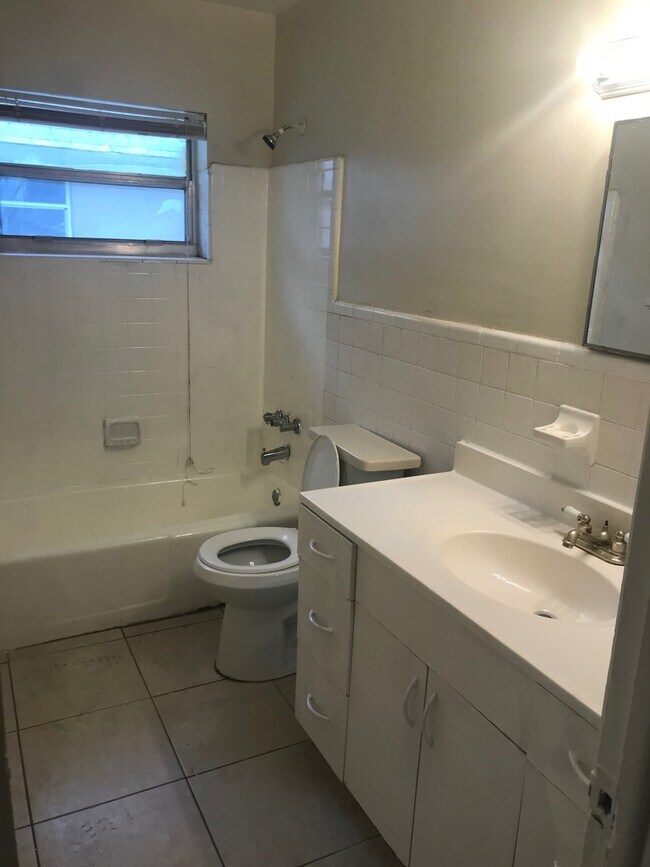 Building Photo - Large 3-1.5