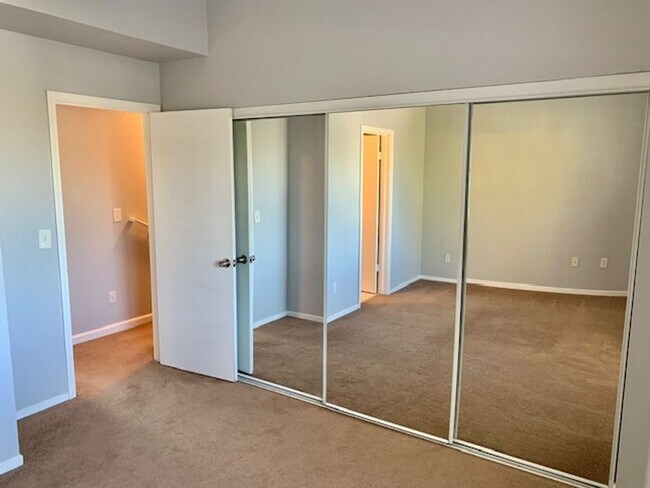 Building Photo - Tranquil 2 bed 2.5 bath Townhouse in Fairf...