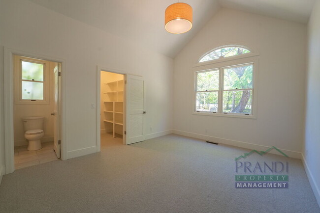 Building Photo - 121 Laurel Grove Ave