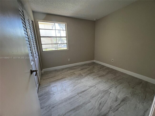 Building Photo - 1247 SW 46th Ave