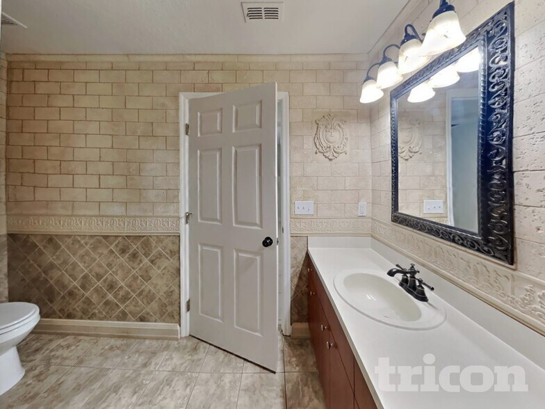 Building Photo - 10221 Summerview Cir