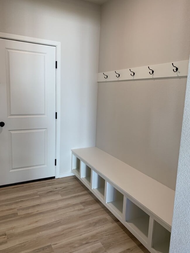 Building Photo - Exquisite 4 Bed 2.5 Bath Single Family Home with 3-car garage