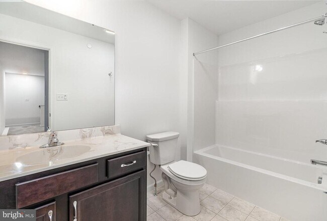 Building Photo - 7870 Briarwood Dr