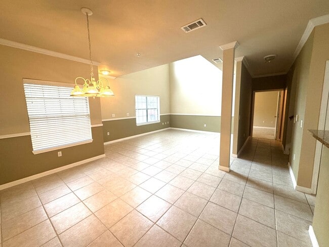 Building Photo - GREAT LOCATION NEAR MEDICAL & USAA | 3 BED...