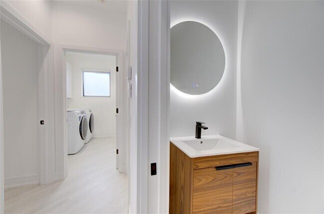 Building Photo - 2550 Jardin Terrace