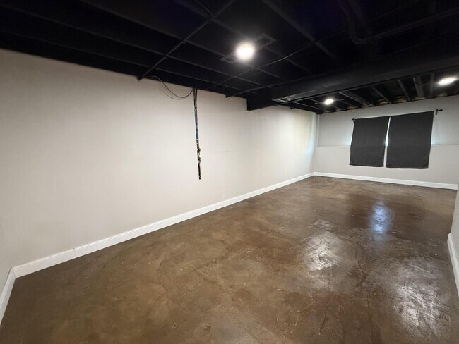 Building Photo - ***$300 incentive if rented by end of Nov!...