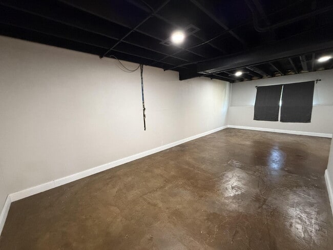 Building Photo - Wonderfully updated split foyer homes loca...