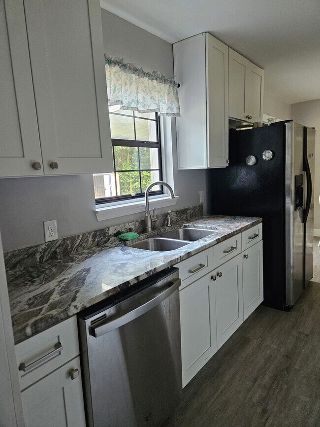 Building Photo - Lots of updates!