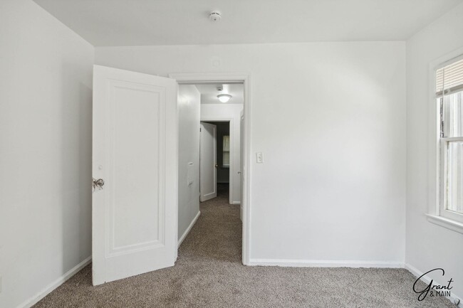 Building Photo - $1,300/month - 3 Bed 1 Bath