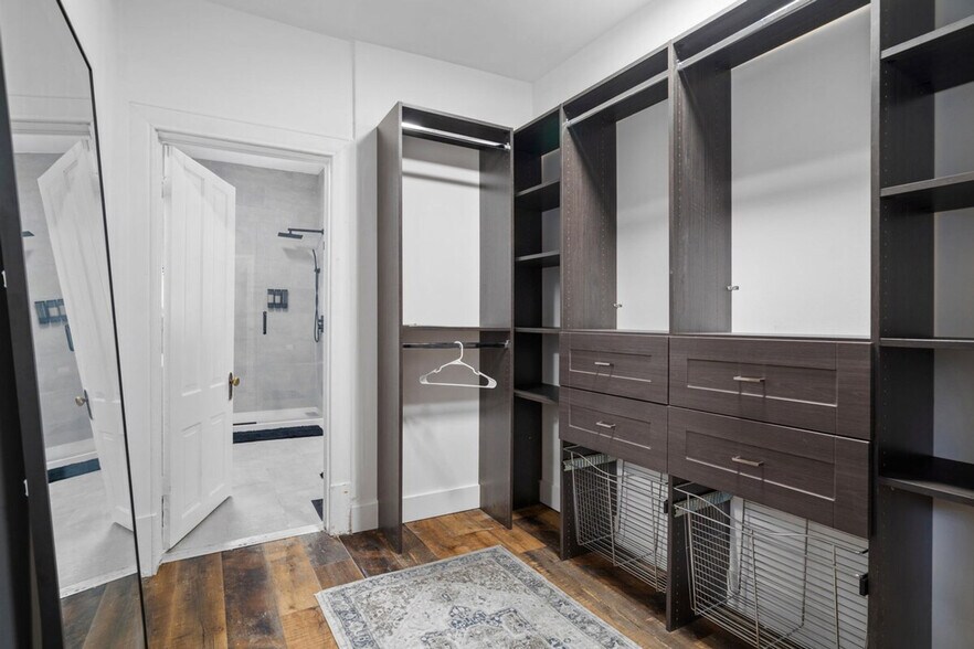 Building Photo - 1115 W 31st St