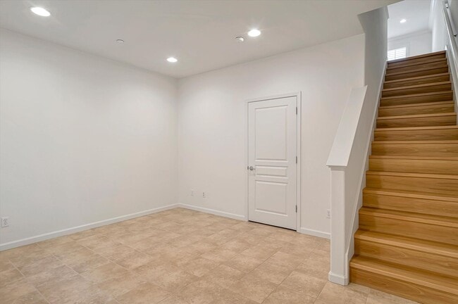 Building Photo - Gorgeous 2 Bedroom 2.5 Bathroom Townhome - Incredible Location