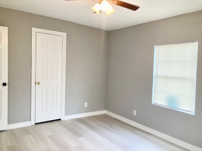 Building Photo - 6103 Sherwood Dr
