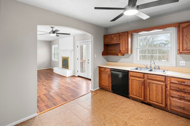 Building Photo - Spacious Ranch Home