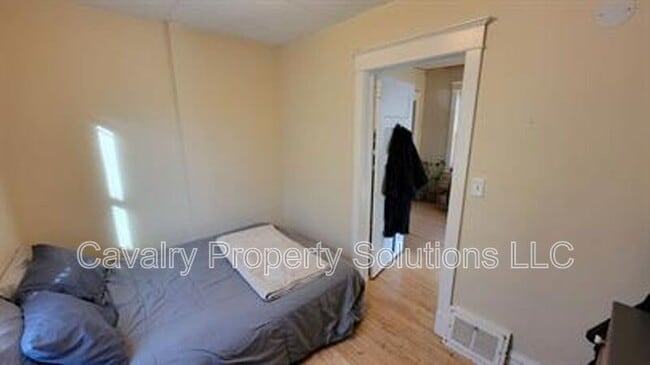 Building Photo - 617 E 8th St