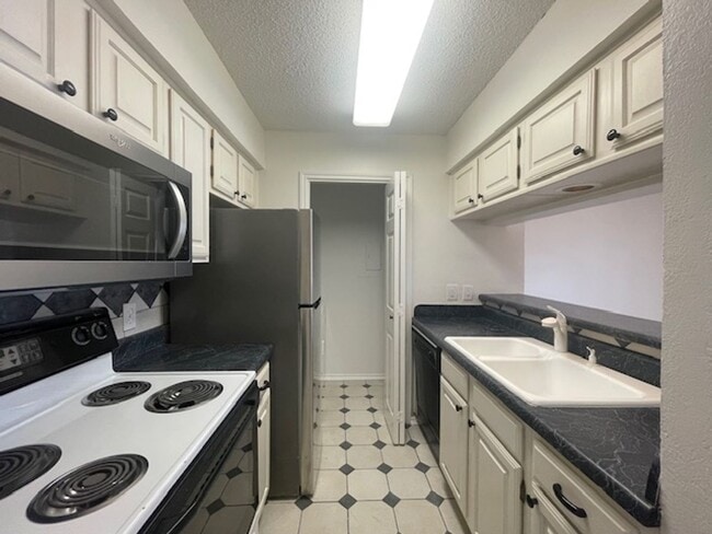 Building Photo - 2105 St Michaels Dr