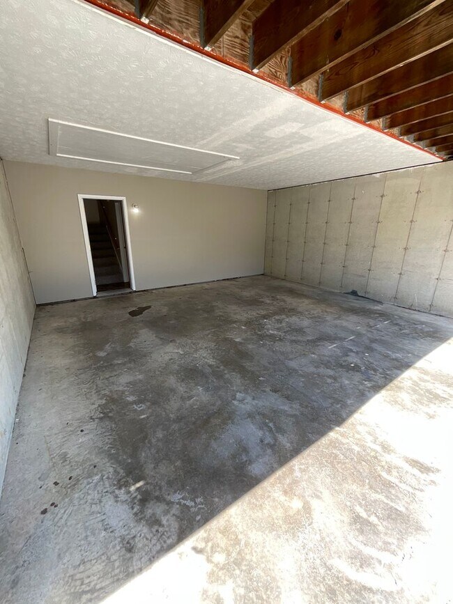 Building Photo - ***AVAILABLE AUGUST 2027*** 4 bed, 2 bath house LARGE GROUP OPTION : 18- 20!