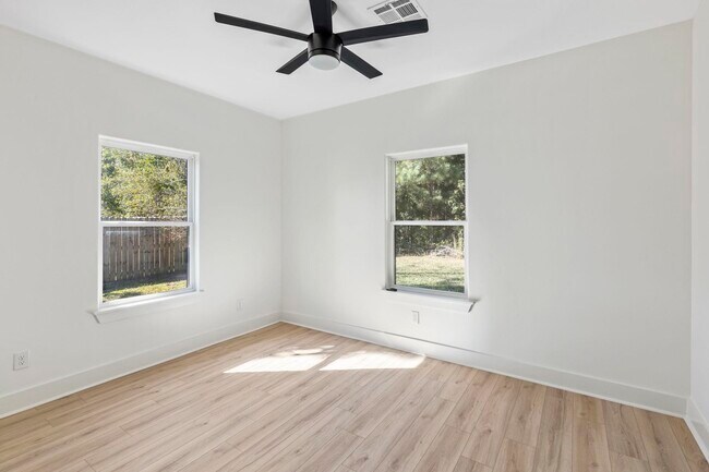 Building Photo - 927 Magdalena Street