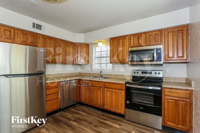 Building Photo - 2416 Sutton Dr