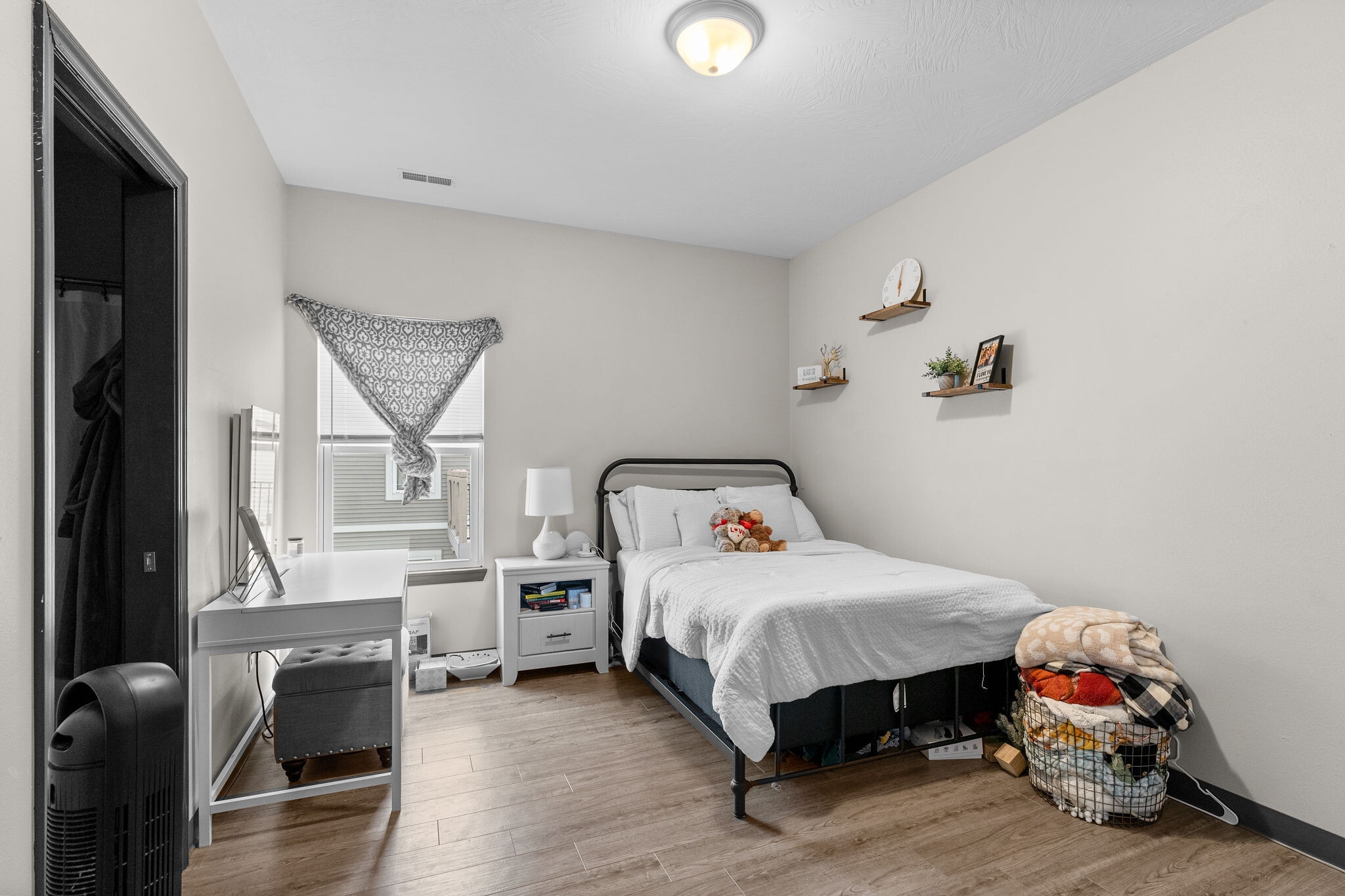 Large Bedroom - 807 South Ave