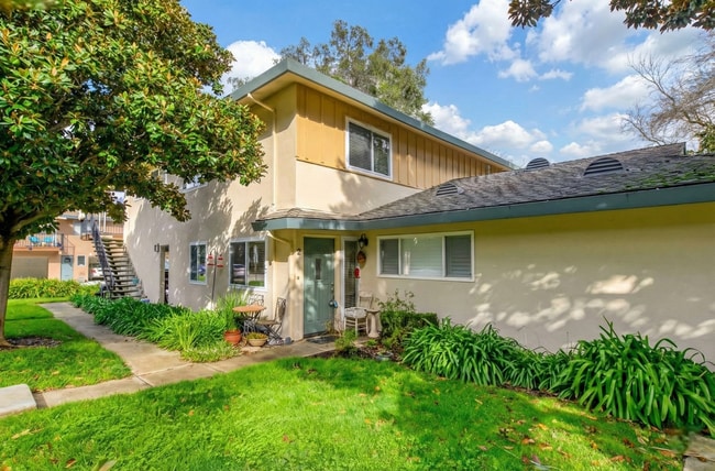 Building Photo - Pleasanton 2BD Townhouse w/ Granite Kitchen, Plank Floors, Community Amenities & Top Schools