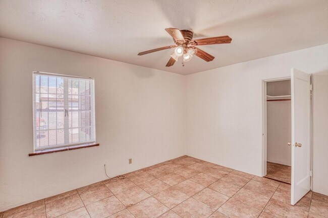 Building Photo - 1304 E Linden St