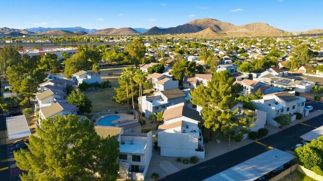 Building Photo - Beautifully maintained 3-bedroom, 2.5-bath Condo in the heart of Phoenix!