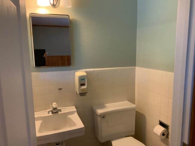 Building Photo - Spacious 3-Bedroom Home with 1.5 Baths & H...