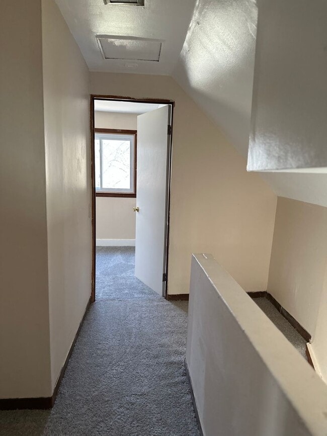 Building Photo - YUO WILL FALL IN LOVE WITH THIS COZY HOME !!!