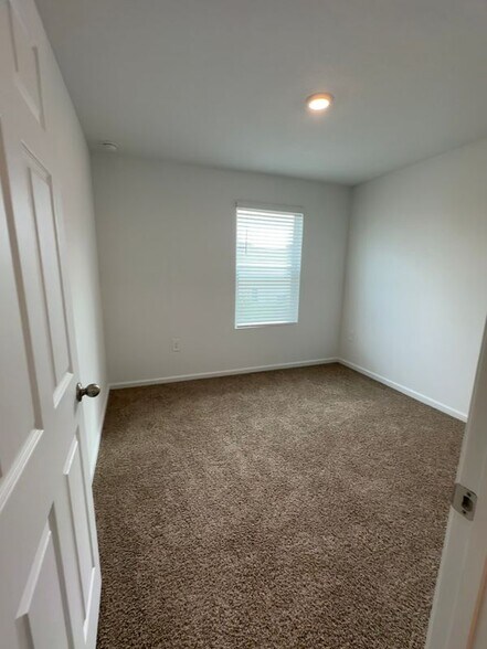 Building Photo - 634 Celtic dr