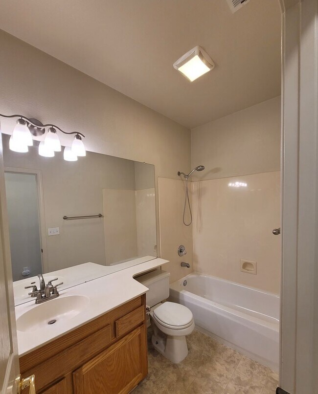 Building Photo - 1095 Crescent Dr