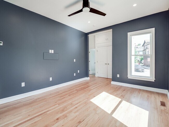 Building Photo - 390 Medford St