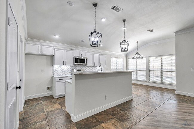 Building Photo - 410 E 97th St