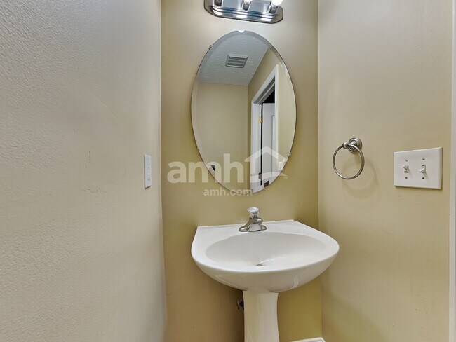 Building Photo - 2058 River Birch Dr