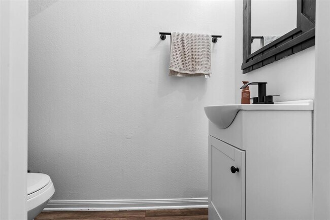 Building Photo - 2913 Seacrest Ln