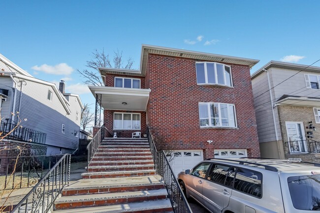 Building Photo - 416 7th St