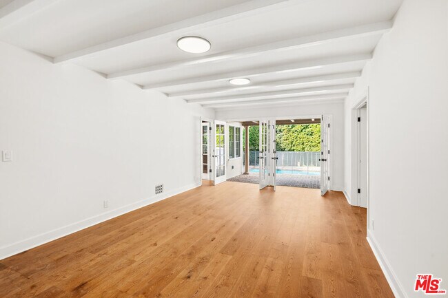 Building Photo - 10309 La Grange Ave