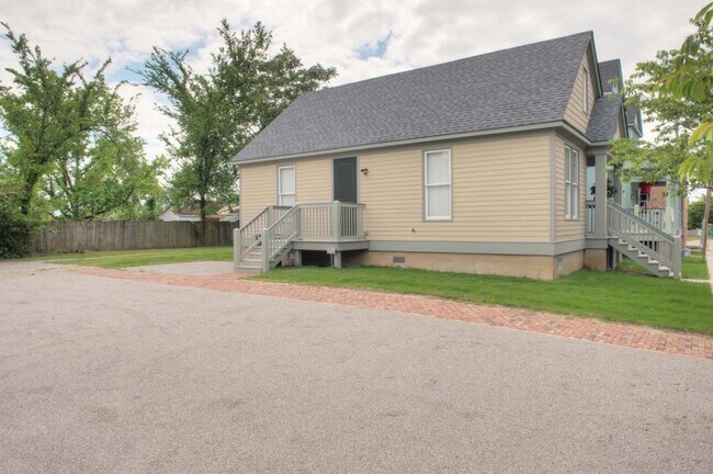 Building Photo - 183 Looney