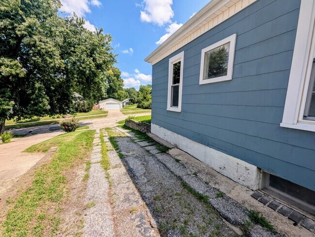 Building Photo - Remodeled 2-Bedroom, 1 Bath Home with Spacious Living Areas & Off-Street Parking